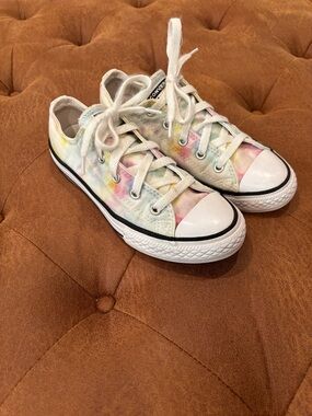 Kids size 2 converse